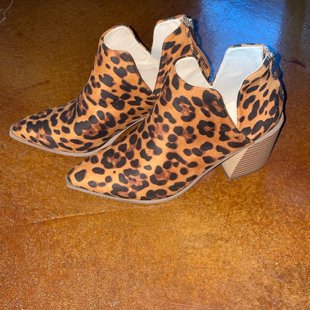 Women’s booties size 7